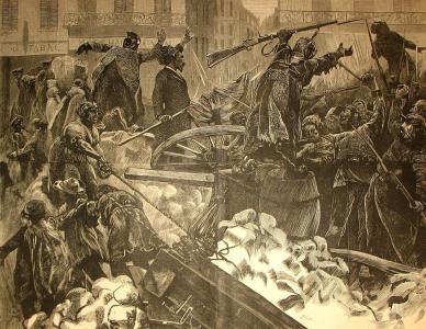 “Luisa Michel, vestida de soldado, no dejó de combatir con arrojo en las barricadas, dando ejemplo a los hombres indecisos. Ella fue una de las communalistas que en cementerio de Pere Lachaise quemaron los últimos cartuchos”, Emilio Mistral: El Pueblo-Valencia 28-05-1936. Baracade_commune