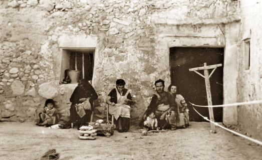Familia alpargateros en la fachada de una cueva vivienda a principios de la década 50_Crevillente