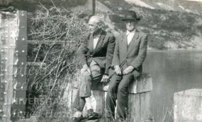 Joaquin Lozano y un amigo en el pantano de Elx