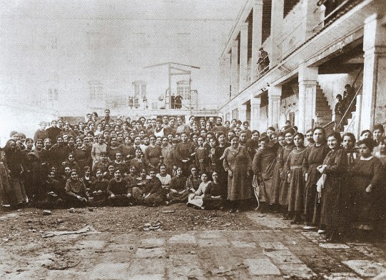 antiguo-grupo-de-operarias-en-el-patio-de-la-fabrica-de-tabacos_alicante-vivo