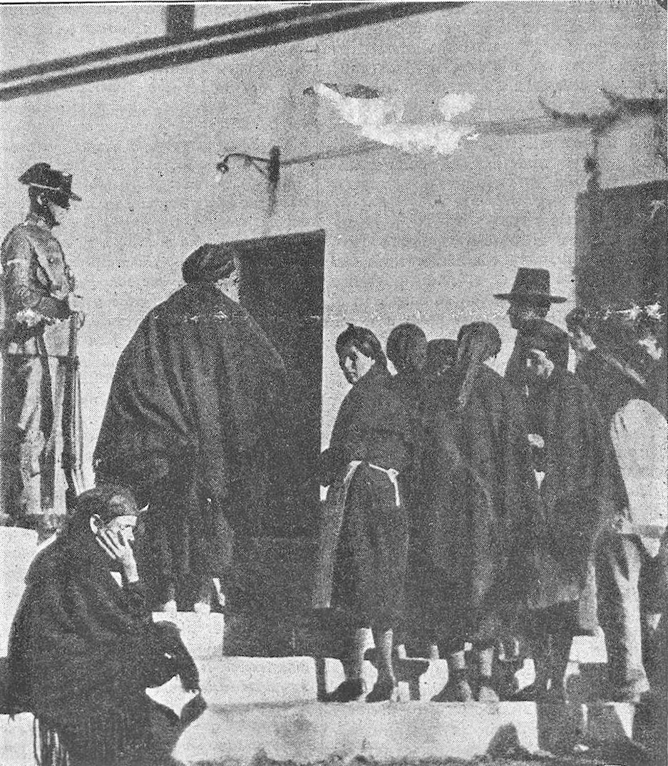 MUjeres a la puerta de la cárcel_1933